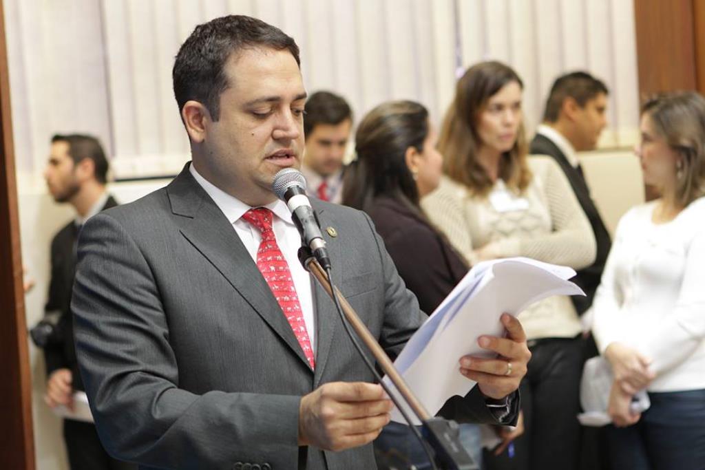 Imagem: Marcio Fernandes apresenta indicação durante sessão parlamentar