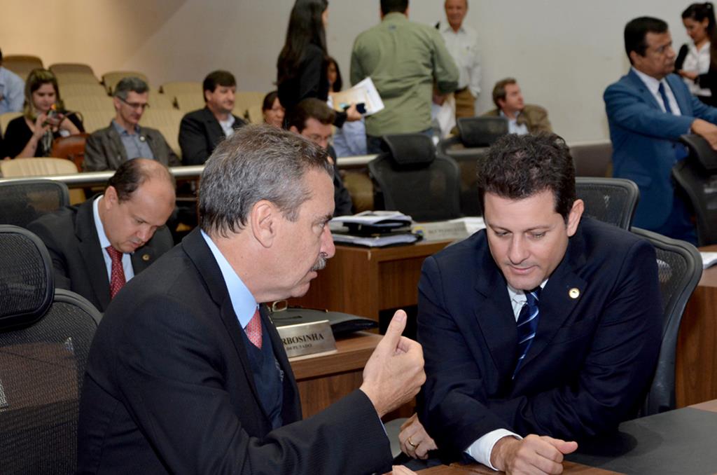 Imagem: Deputado Paulo Corrêa explica o projeto de sua autoria ao deputado Renato Câmara