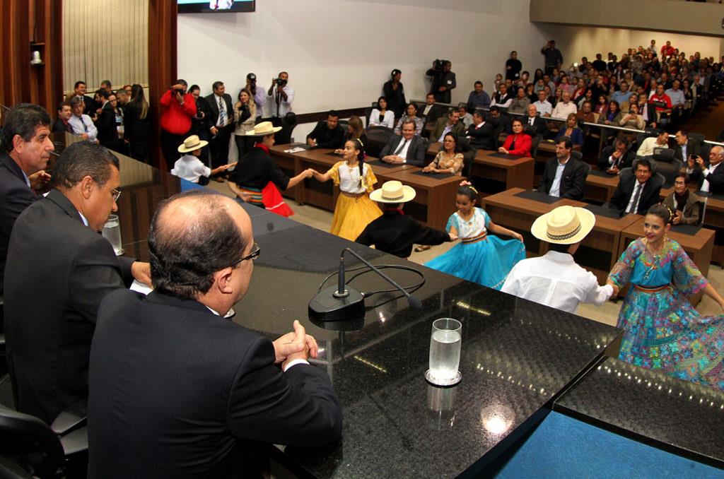 Imagem: Sessão Solene em homenagem ao povo paraguaio foi proposta pelo deputado Cabo Almi e realizada no plenário Júlio Maia