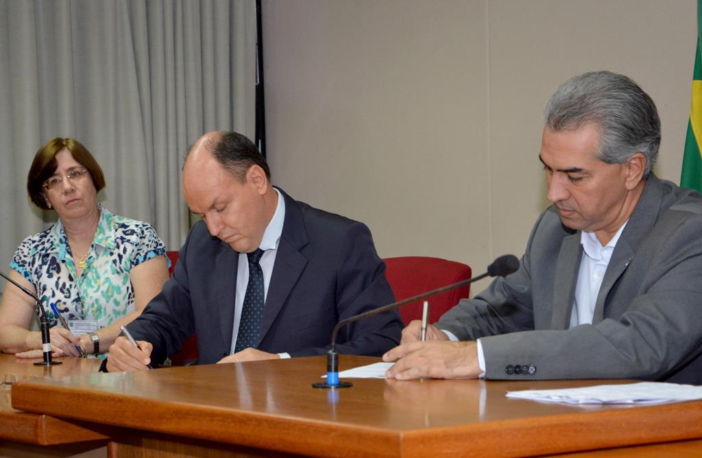 Imagem: Cheila Vendrami representou a Escola do Legislativo, Mochi representando a ALMS e o governador Reinaldo assinaram o convênio