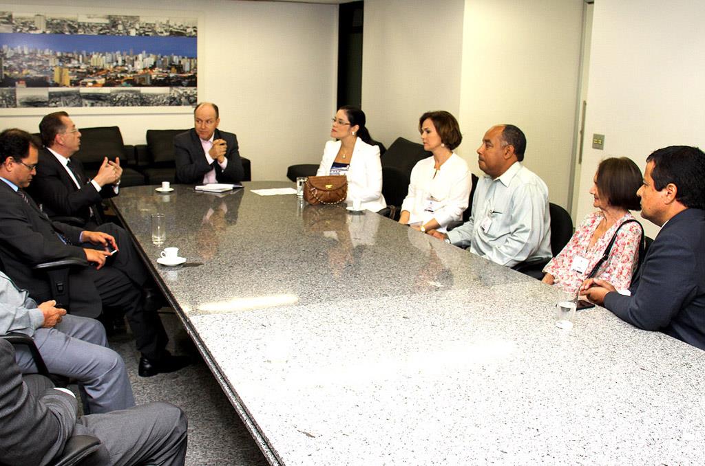 Imagem: Deputado Junior Mochi se reúne com juíza Luiza Figueiredo e outras autoridades para discutir a questão