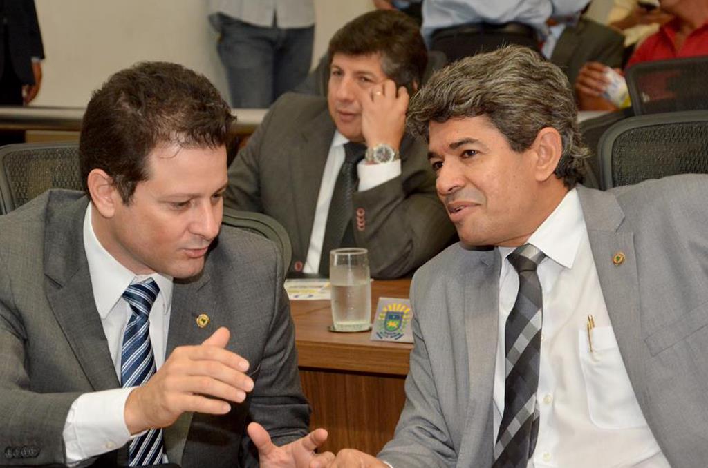 Imagem: Deputado Renato Câmara discute Projeto de Resolução com o deputado Rinaldo Modesto