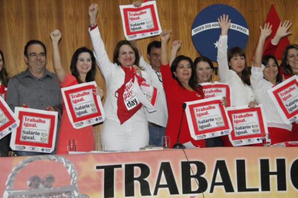 Imagem: Mara Caseiro e mulheres da BPW durante recente mobilização na OAB