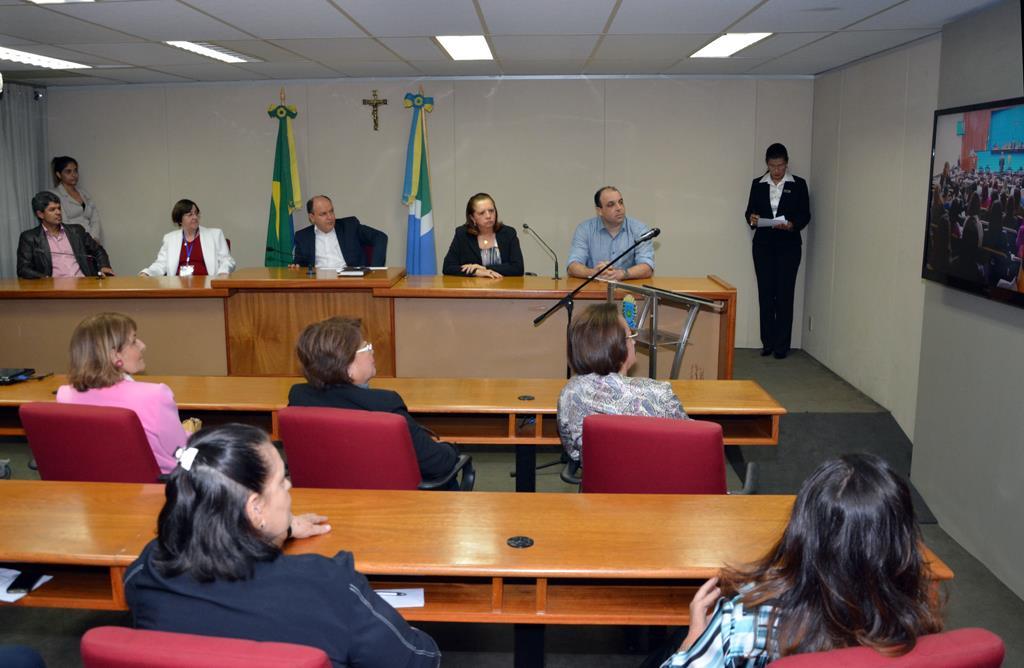 Imagem: Podem participar do Parlamento Jovem alunos do Ensino Médio que são eleitos pelos colegas para atuarem como deputados estudantes