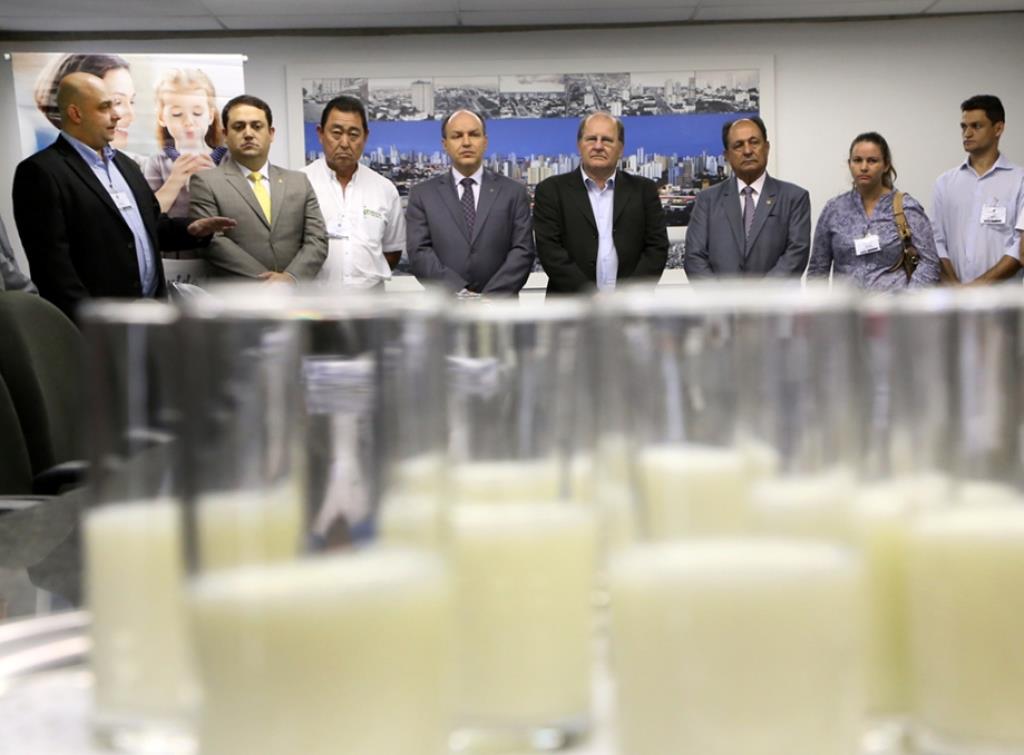 Imagem: Câmara Setorial da Cadeia Produtiva do Leite promoveu milk break para esclarecer aos deputados a atual situação do setor lácteo no Estado