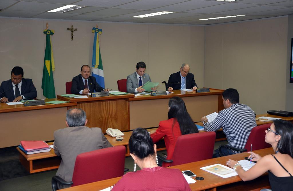 Imagem: Na reunião de hoje da CCJR, realizada no plenarinho, ainda foram distribuídas duas matérias para relatoria