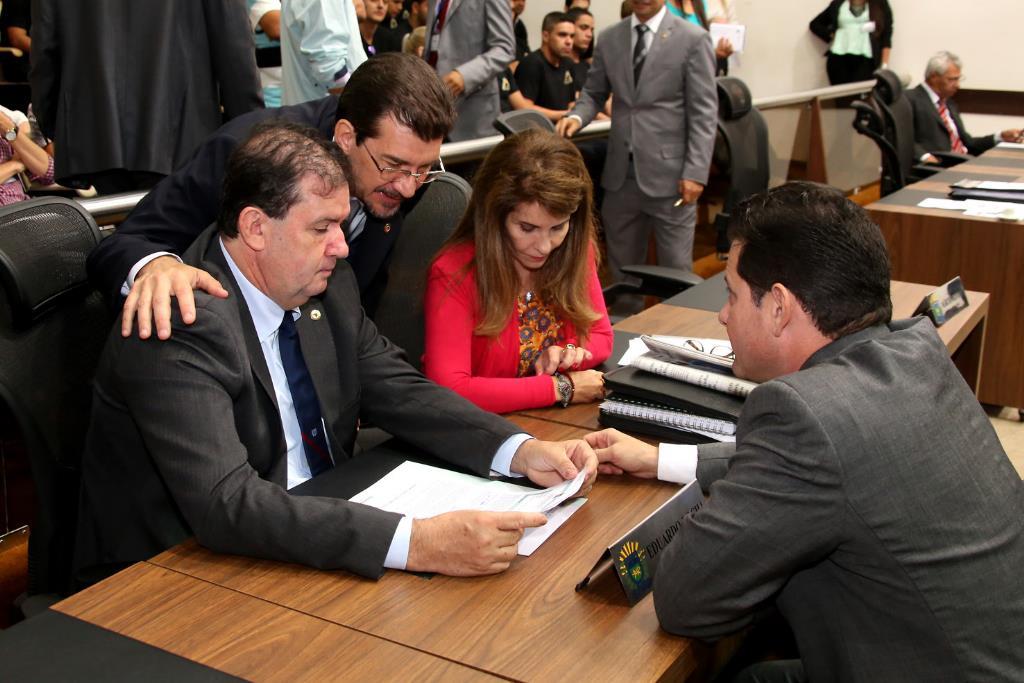 Imagem: Deputados aprovaram concessão da Medalha de Mérito Legislativo aos juristas que assessoraram e contribuíram para novo Código Civil