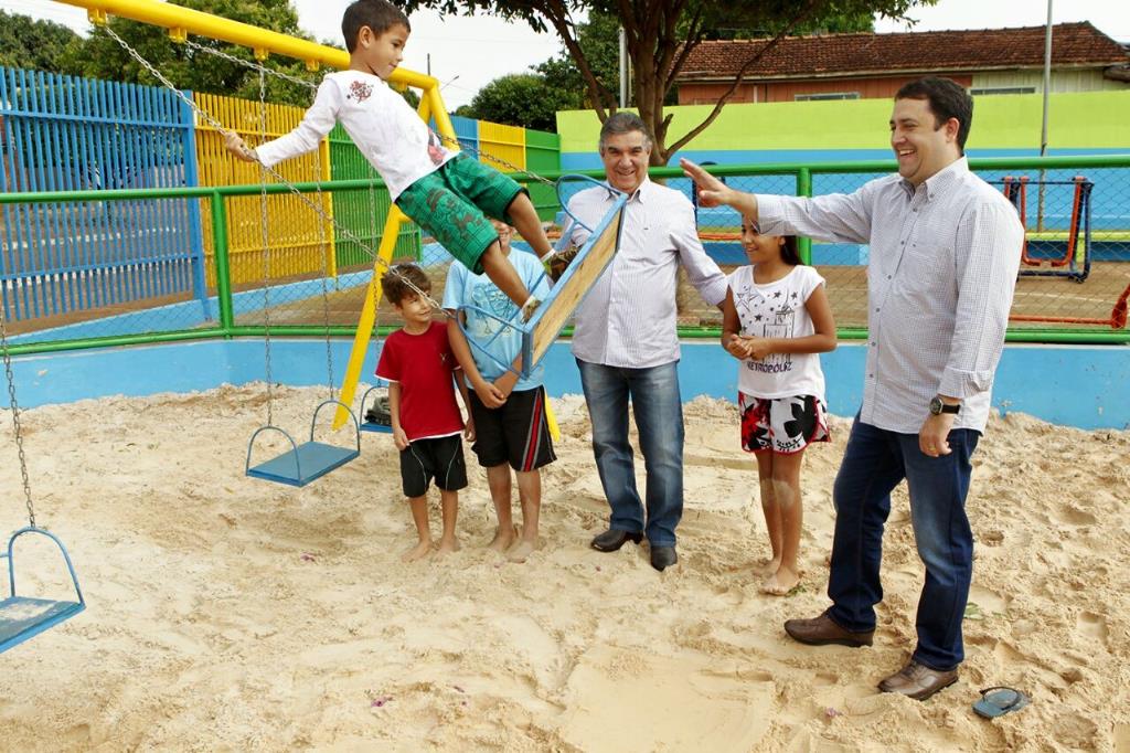 Imagem: Deputado e prefeito se divertem com a brincadeira das crianças