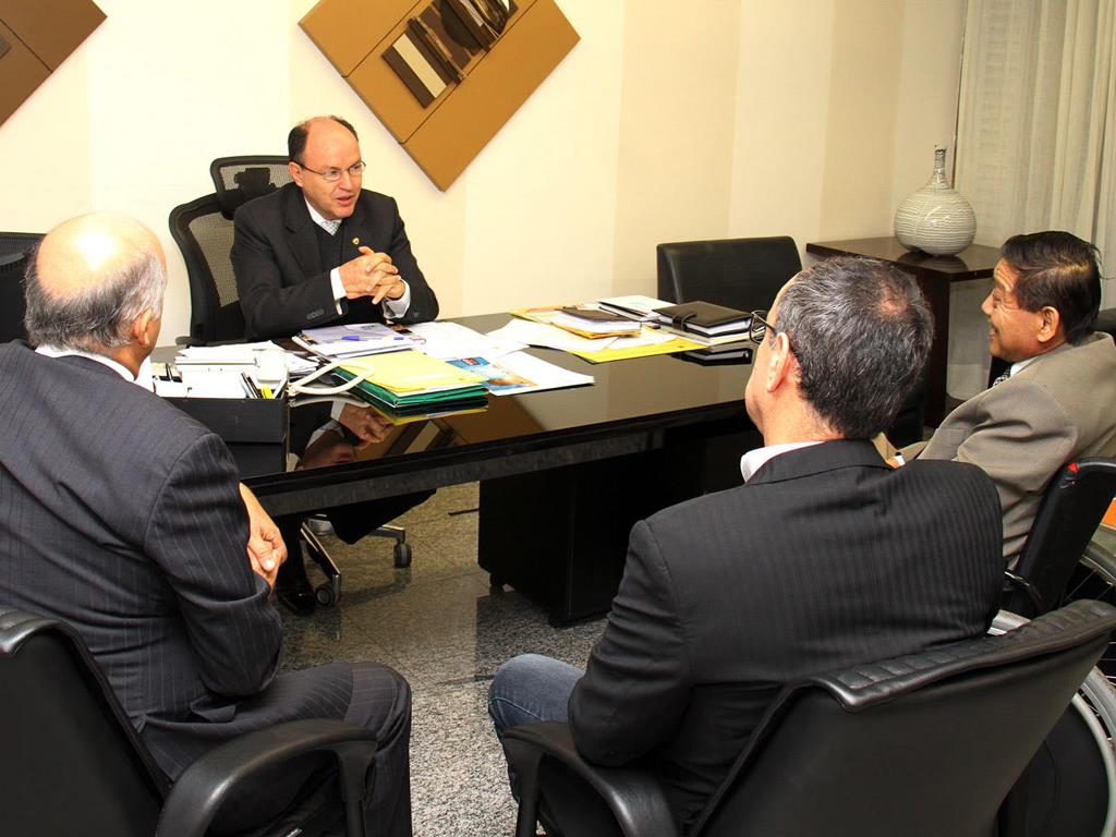 Imagem: Durante o encontro, Mochi recebeu o convite para o IX Congresso Nacional do Engenheiros que acontecerá em Campo Grande 