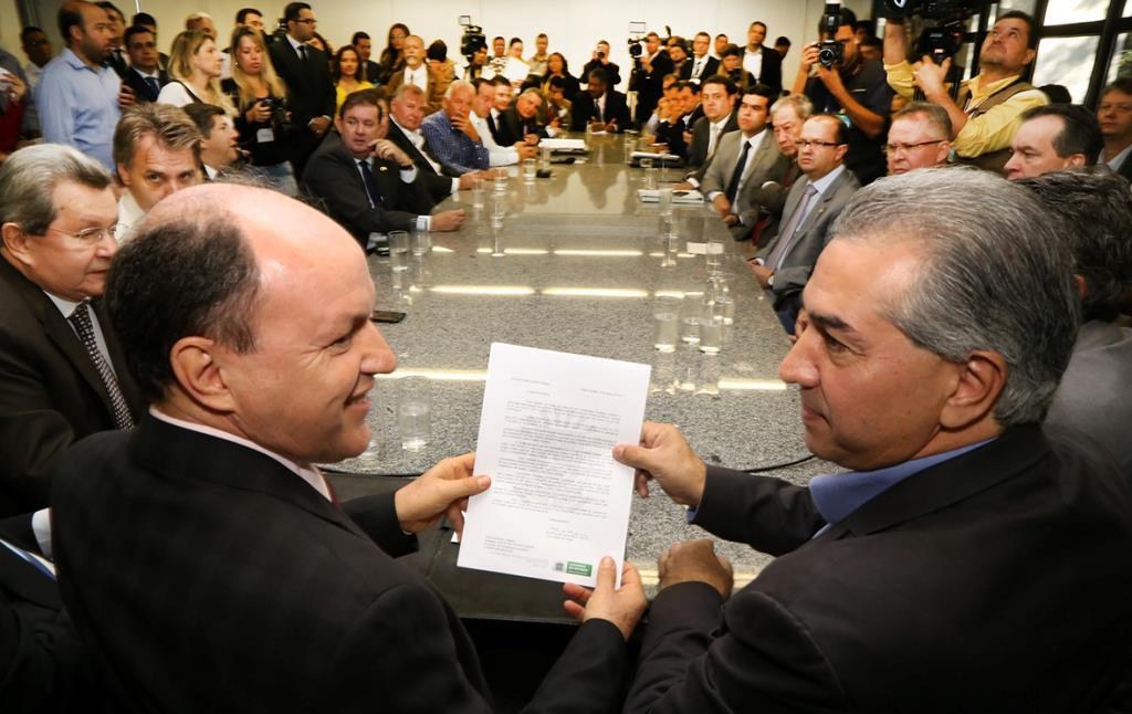 Imagem: Assunto foi discutido durante reunião entre o governador e os deputados estaduais na sala da presidência