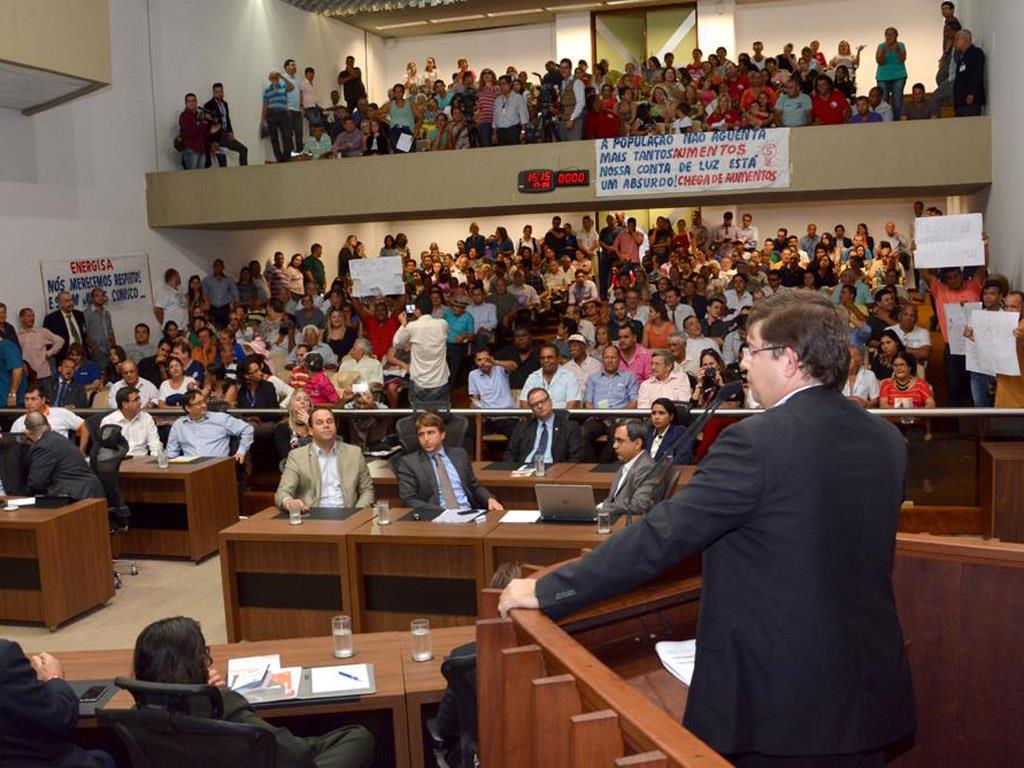 Imagem: Com o plenário lotado de consumidores com faixas, cartazes e contas de luz, representante da Energisa explicou aumentos da tarifa