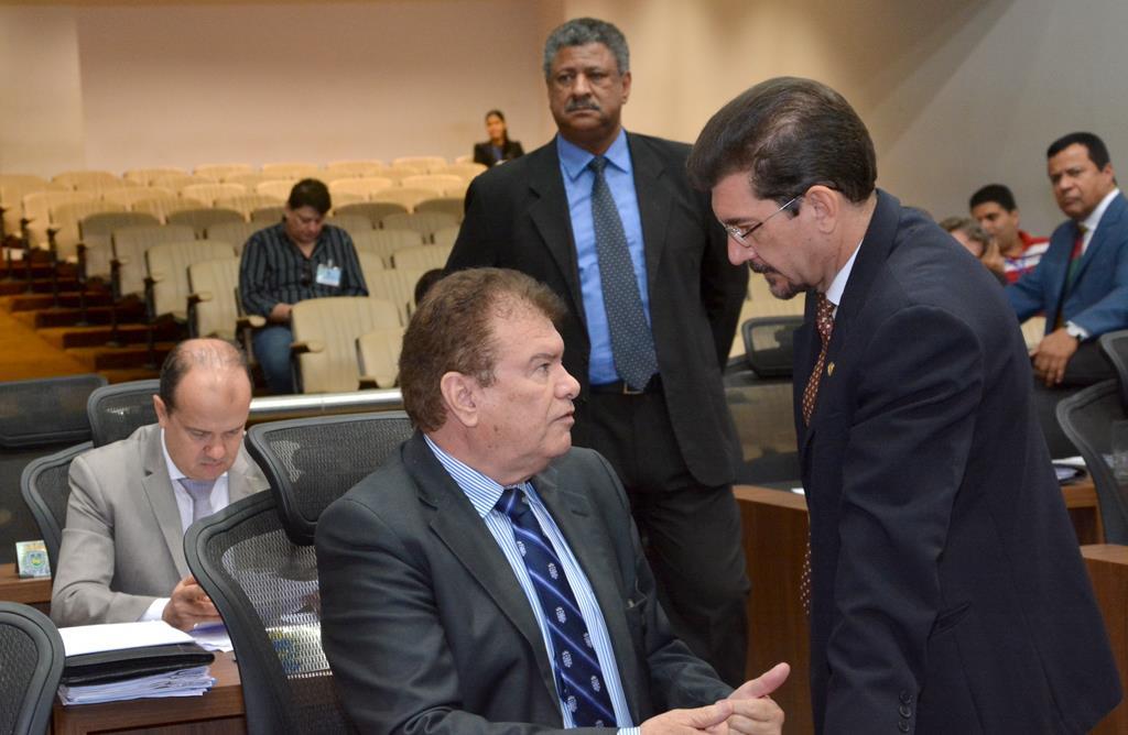 Imagem: Pedro Kemp, autor do projeto, discute proposta com deputado Maurício Picarelli durante sessão