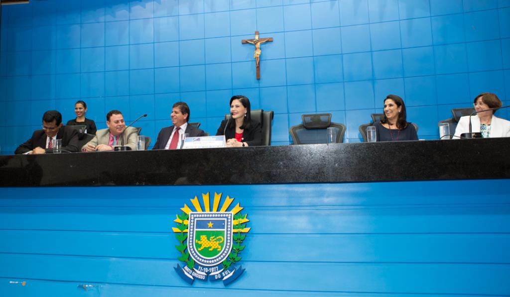 Imagem:  A sessão solene de abertura do seminário aconteceu no dia 25 de juho às 19:30h