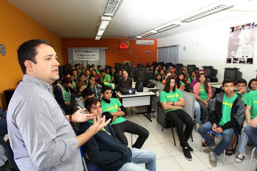 Imagem: Deputado conta sua rotina aos alunos da E.E. Marçal de Souza