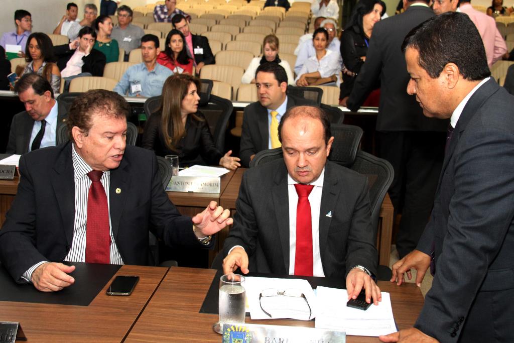 Imagem: Barbosinha discute com os deputados Amarildo Cruz e Picarelli o projeto de lei de sua autoria