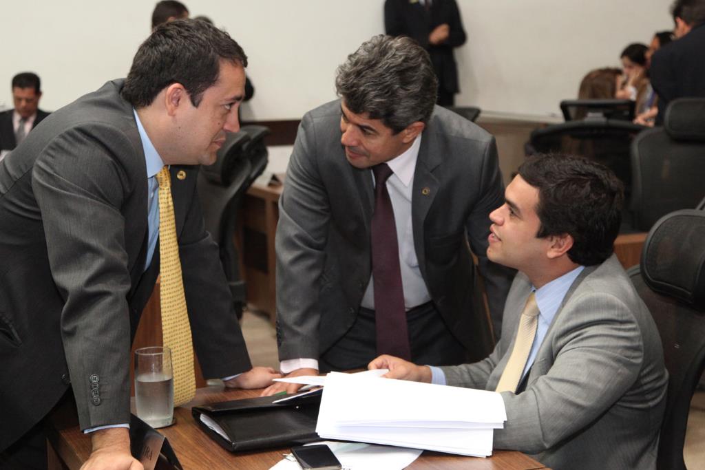 Imagem: Marcio Fernandes discutiu projeto de lei com Professor Rinaldo e Beto Pereira durante a sessão de hoje