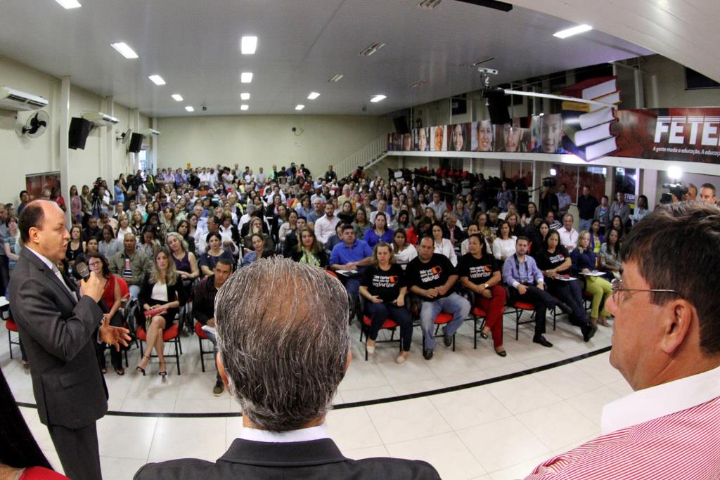 Imagem: Deputados da ALMS participaram hoje da entrega do projeto de lei que define a política salarial do Magistério Estadual até 2021