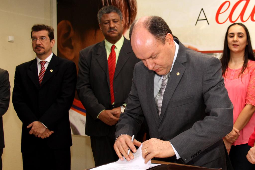 Imagem: O presidente da Assembleia, deputado Junior Mochi, recebeu o projeto nesta manhã