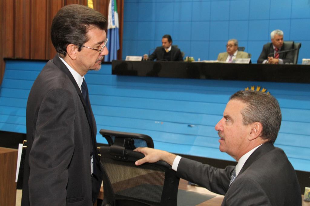 Imagem: Deputado Pedro Kemp conversa com Paulo Corrêa a respeito das duas propostas apresentadas pelo republicano durante a sessão