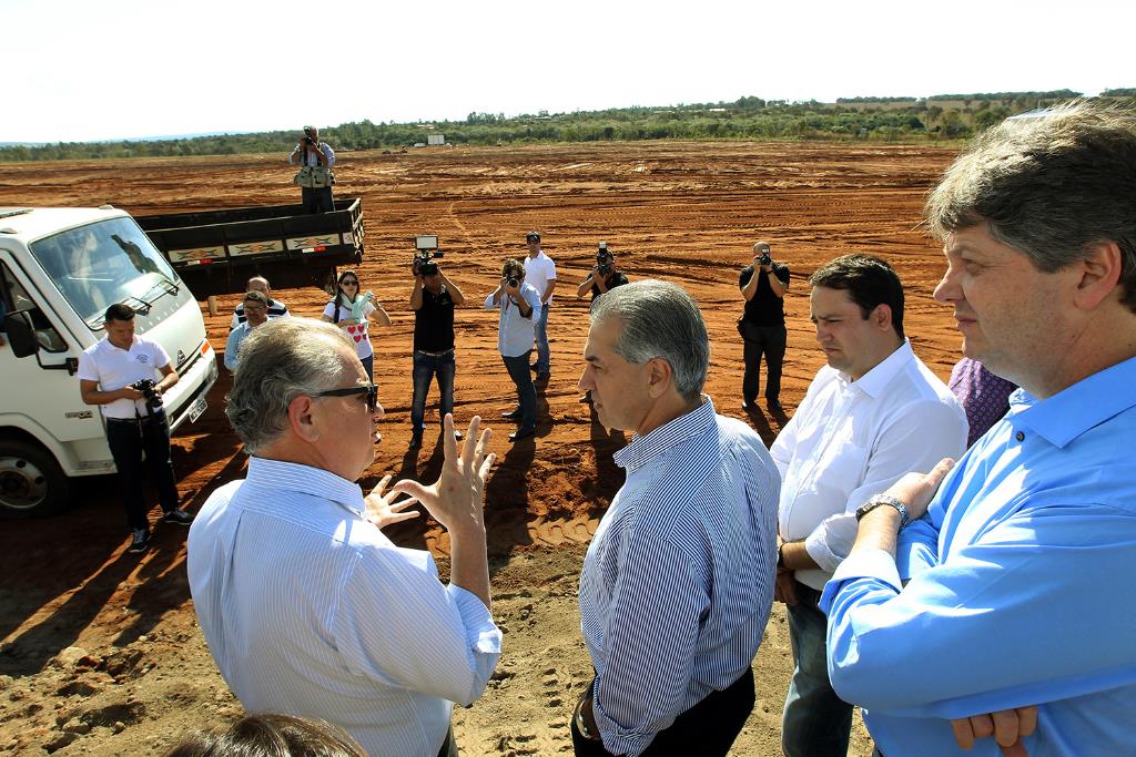 Imagem: Empresário da Asperbras explica detalhes do projeto para as autoridades