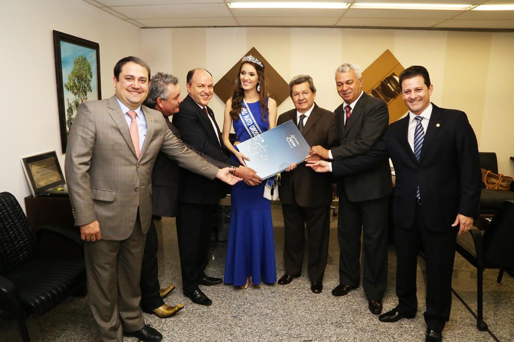 Imagem: Camila Ferreira Greggo recebeu dos deputados uma enciclopédia a respeito das águas de Mato Grosso do Sul 