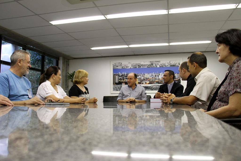 Imagem: Eles se reuniram hoje à tarde com o deputado Junior Mochi para pedir apoio da AL para instituir padroeira para MS