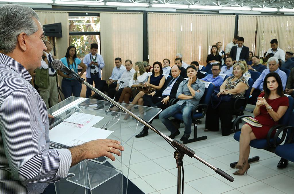 Imagem: Governador Reinaldo Azambuja falando na governadoria a respeito do festival; deputados Mochi e Mara Caseiro marcaram presença