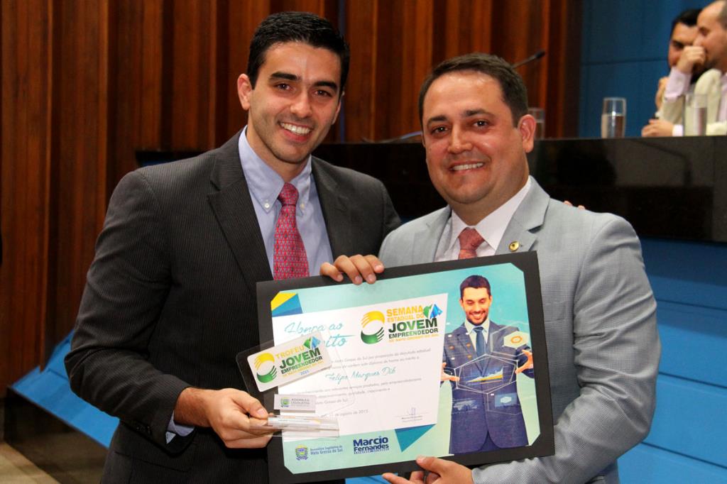 Imagem: Felipe Dib, do portal Você Aprende Agora, foi um dos homenageados com o troféu Jovem Empreendedor 2015 