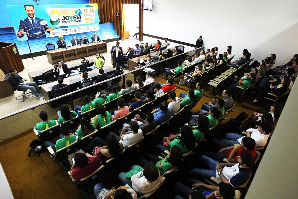 Imagem: Estudantes lotaram o plenário Deputado Júlio Maia para conhecer histórias de empreendedores de sucesso