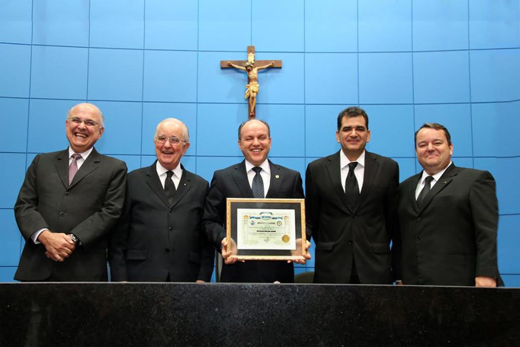 Imagem: Os maçons homenagearam o deputado Junior Mochi com o Diploma de Reconhecimento