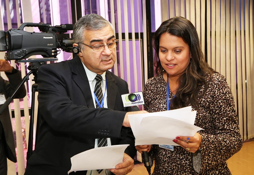 Imagem: Nivaldo Mota e Karine Cortez fazem parte da equipe da Rádio ALMS