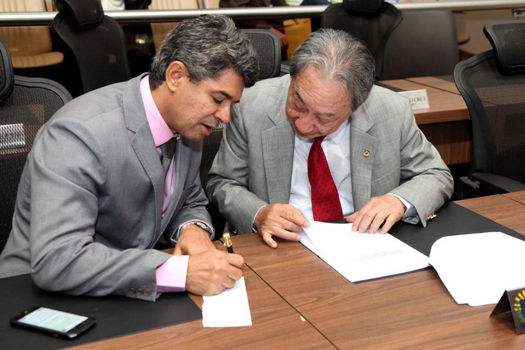 Imagem: Takimoto (direita) discute projeto com Rinaldo durante sessão desta quarta-feira