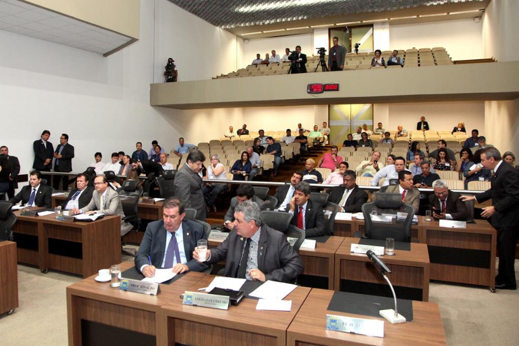 Imagem: Deputados analisam as matérias que estão na Ordem do Dia