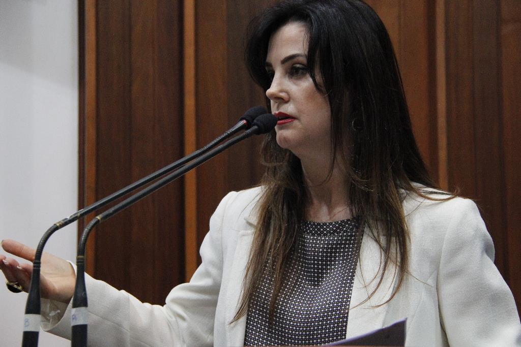 Imagem: Mara Caseiro comemora aprovação da PEC 71