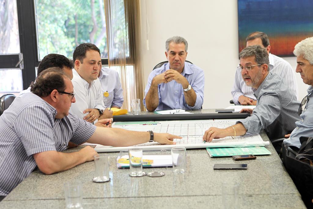 Imagem: Deputado Marcio Fernandes, prefeito e vereadores de Chapadão do Sul em reunião na governadoria.