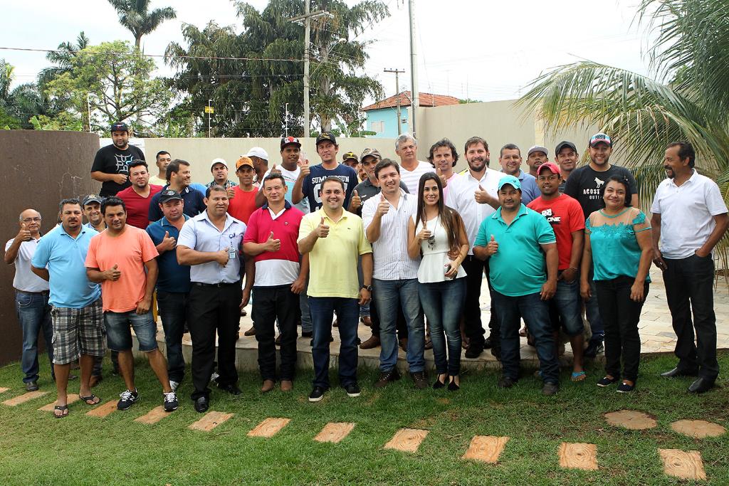 Imagem: Deputado ladeado pelos 40 novos filiados do PTdoB, e o pré-candidato à prefeitura de Brasilândia, Gabriel Gonçalves