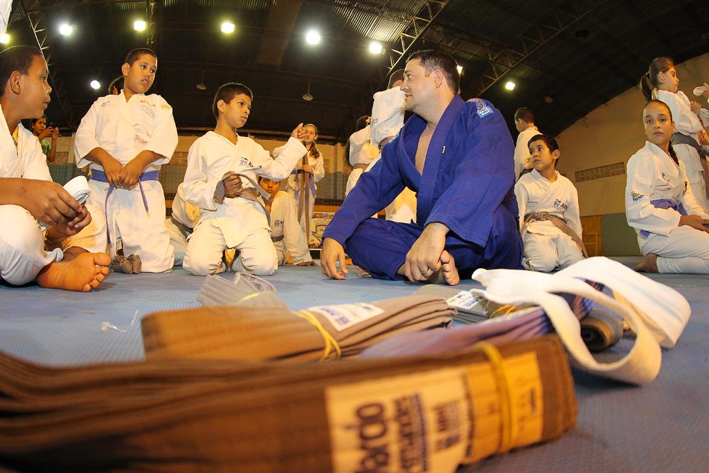 Imagem: Marcio Fernandes conversa com os judocas antes da troca de faixa