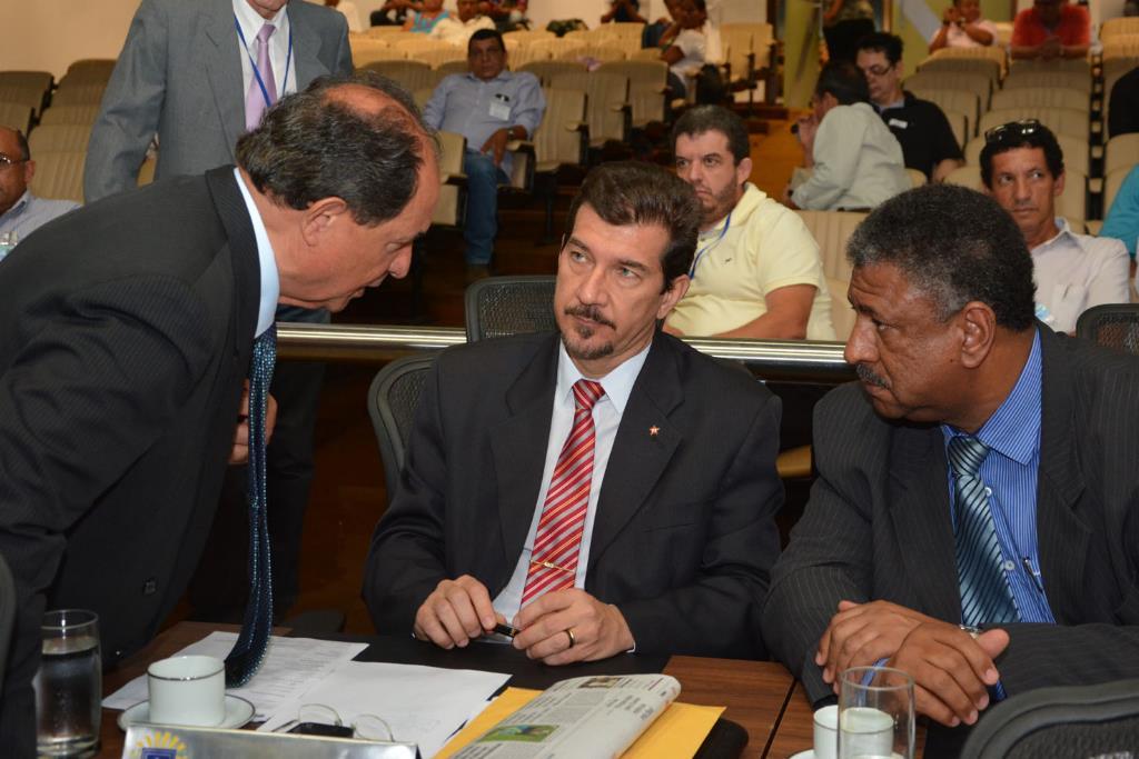 Imagem: Zé Teixeira (DEM) à esquerda, Pedro Kemp e João Grandão, ambos do PT 