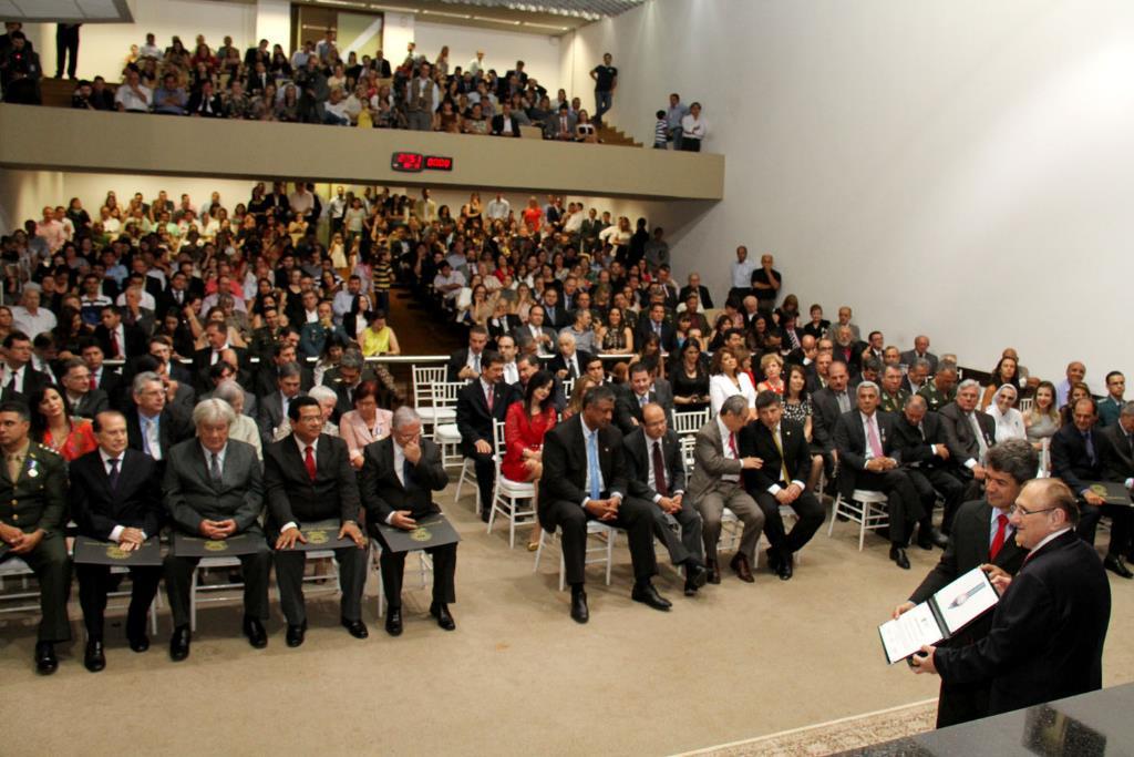 Imagem: Sessão solene lotou o Plenário Júlio Maia na noite desta quinta-feira