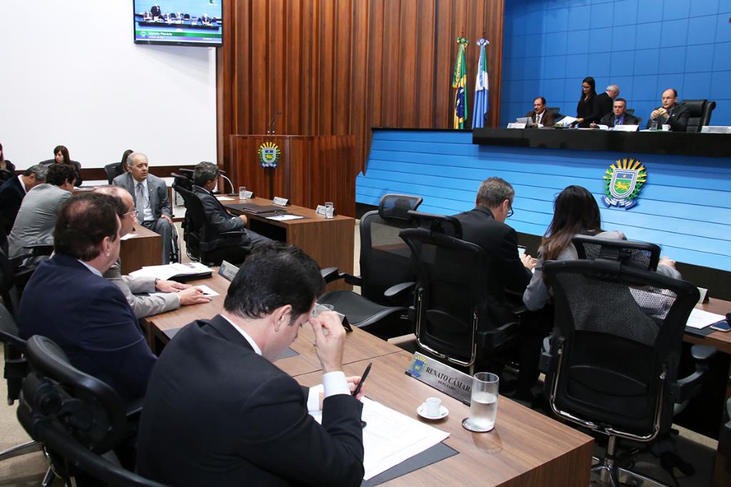 Imagem: Deputados aprovaram cinco projetos durante a primeira sessão plenária da semana