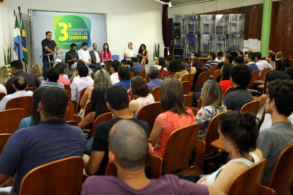 Imagem: Marcio Fernandes discursa na abertura da 3a Conferência Estadual da Juventude 