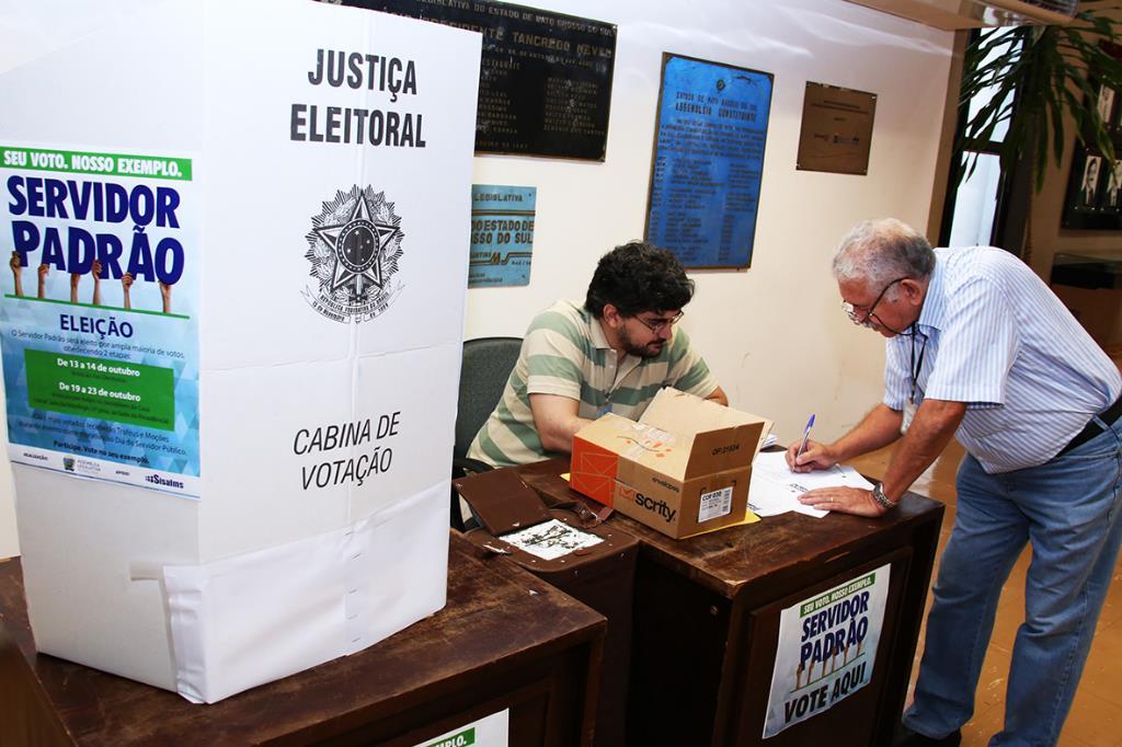 Imagem: Servidores votaram em sessão instalada no saguão da Casa de Leis