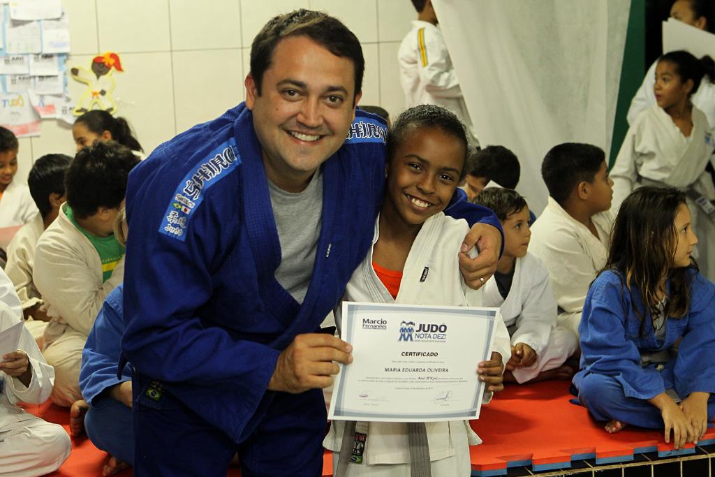 Imagem: Deputado Marcio fernandes entrega certificados para alunos do projeto social