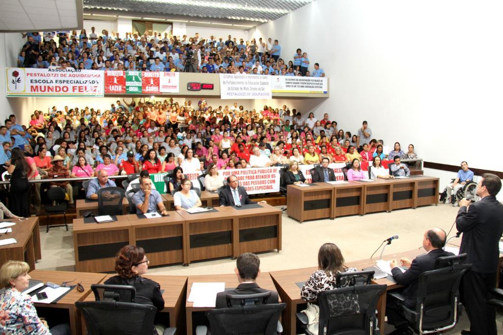 Imagem: Professores, pais e autoridades debateram a Educação Especial na Casa de Leis