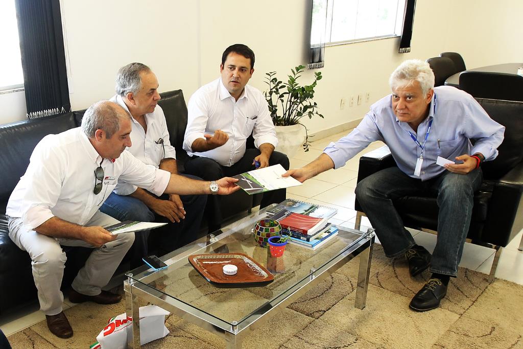 Imagem: Deputado Marcio Fernandes se reúne com empresários italianos e do setor de logística e transporte para apresentação de sistema tecnológico.
