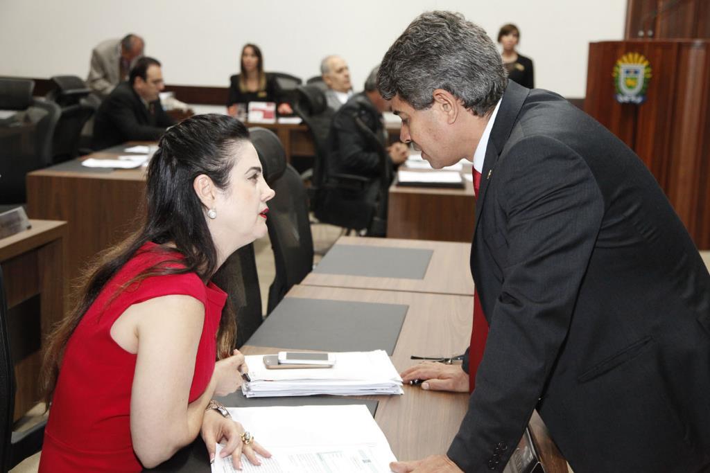 Imagem: Parlamentares Mara Caseiro e Professor Rinaldo, que é líder do governo da Casa de Leis