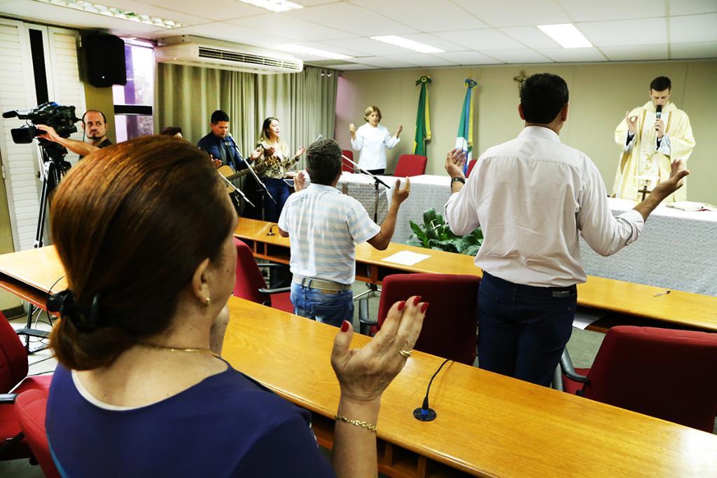 Imagem: Celebração foi conduzida pelo padre Rosiney Pauli, no plenarinho Deputado Nelito Câmara