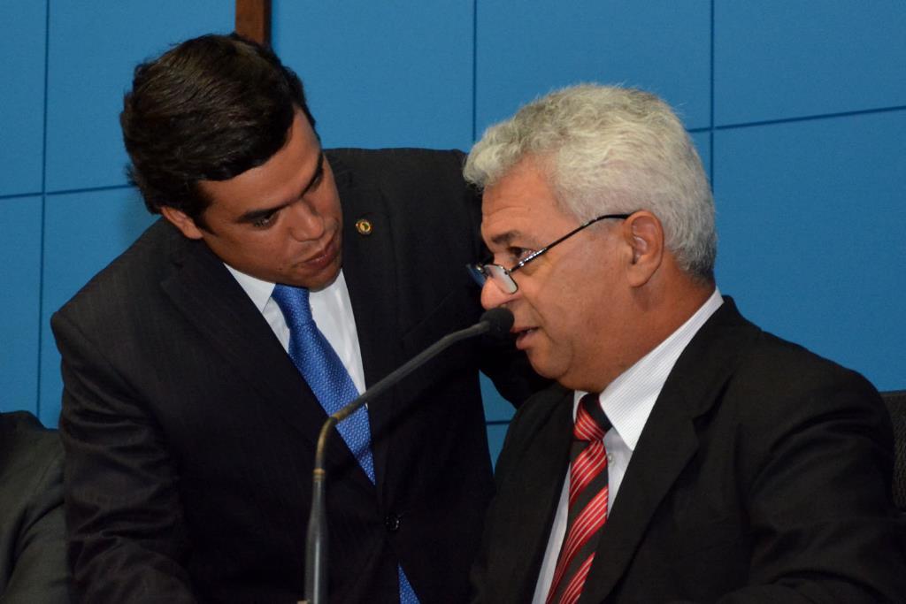 Imagem: Deputados Beto Pereira e Cabo Almi, durante a sessão plenária desta terça-feira