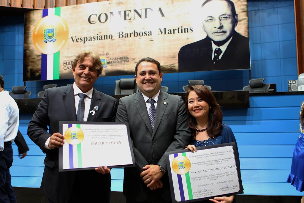 Imagem: Sorridentes com a homenagem em mãos, os médicos Eduardo Cury e Ana Lucia Shimabuco, com o deputado Marcio Fernandes. 