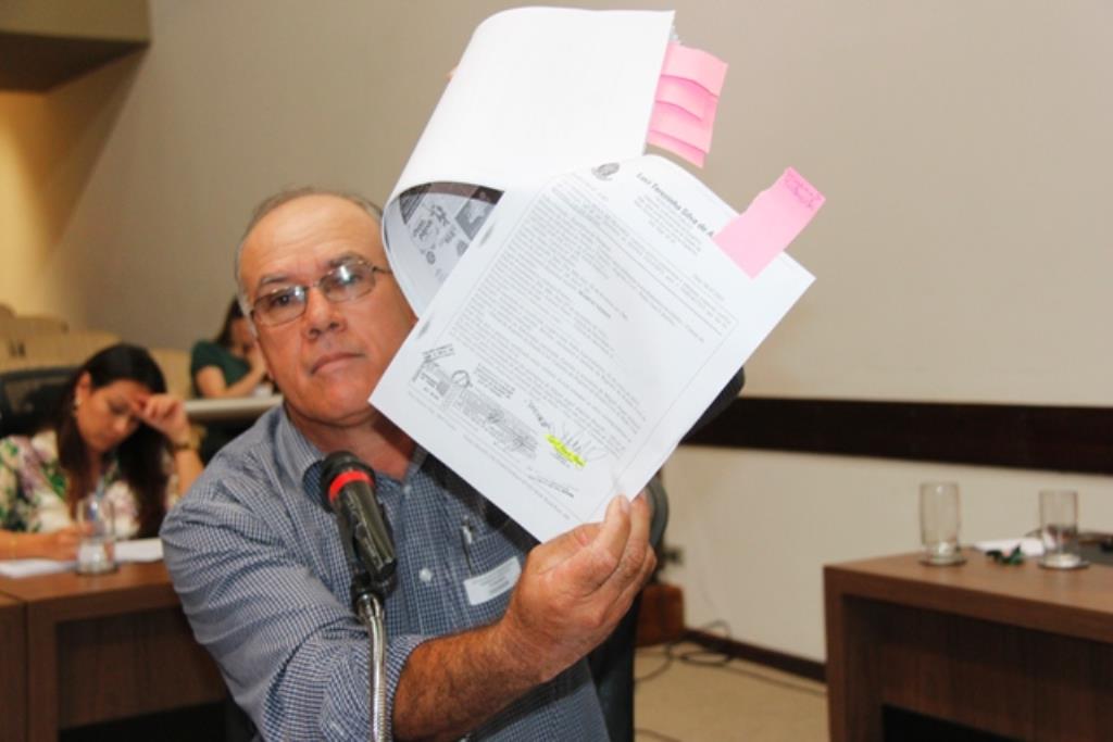 Imagem: Cristaldo mostra documento entregue aos membros da CPI